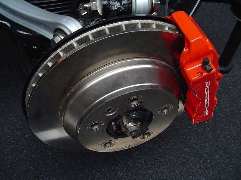 Remplacer les plaquettes freins de sa voiture chez un réparateur Precisium 76